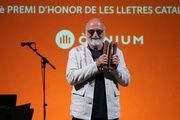  Biel Mesquida con el Premi d’Honor de les Lletres Catalanes