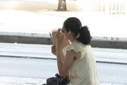  Una mujer se abanica en una calle de Madrid