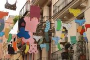 Sants ultima la decoración de sus calles por la fiesta mayor con la mirada puesta en el cielo ante posibles lluvias
