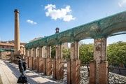 Fachadas del parque Clot tapadas por una red que evita el desprendimiento, en Barcelona.