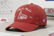 gorras con símbolos de la capital de Metro de Madrid