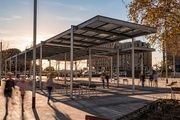 Barcelona estrena una pérgola solar con 80 placas fotovoltaicas en La Marina del Prat Vermell