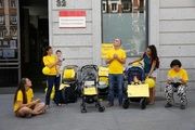 Familias reunidas frente a la Consejería de Educación para pedir a la administración que ponga fin a la ghuela de las educadoras de Infantil.