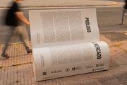 Un banco en forma de libro en Madrid