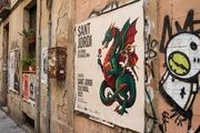 Barcelona estrena los carteles de Sant Jordi con un dragón que devora libros y el sello urbano de TVBoy