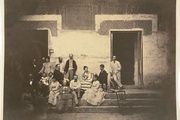La familia Madrazo en el patio del Cuarto Dorado de La Alhambra de Granada (Charles Mauzaisse-Fotógrafo)