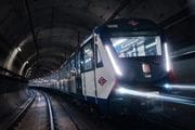 El primero de los 48 convoyes que forman parte de la nueva flota, durante una de las pruebas nocturnas.