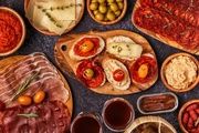  Cómo España convirtió el aperitivo en un ritual social